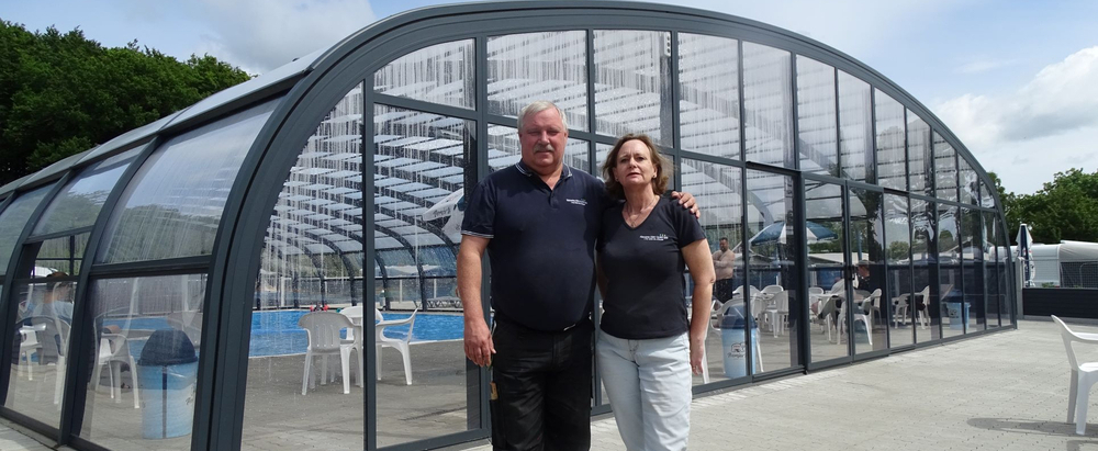Die Campmanager Dorthe und Rene am Pool freuen sich darauf, Sie auf dem Horsens City Camping willkommen zu heißen