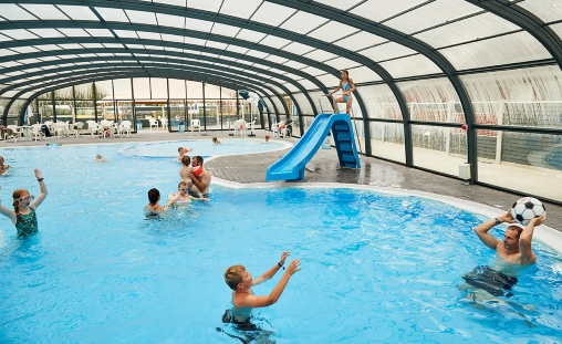 Swimmingpool, overdækket og opvarmet, så vandet altid er 27 grader varmt